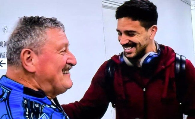 Starace-Simeone, emozione al Maradona: Ti ho preparato un bel caffè. Scatta l'abbraccio