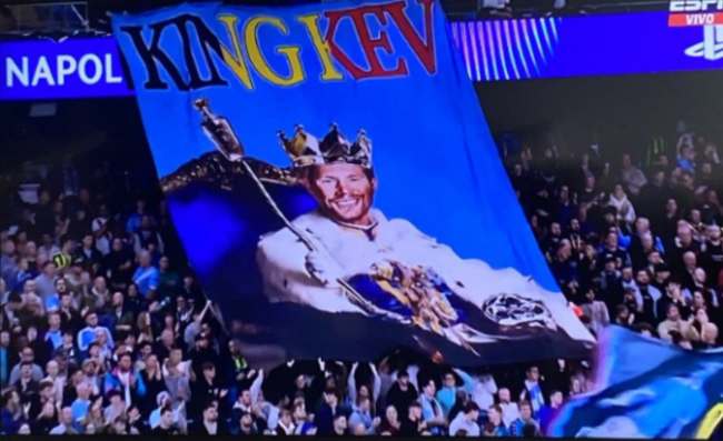 Striscione dei tifosi del City per De Bruyne. La reazione del giocatore
