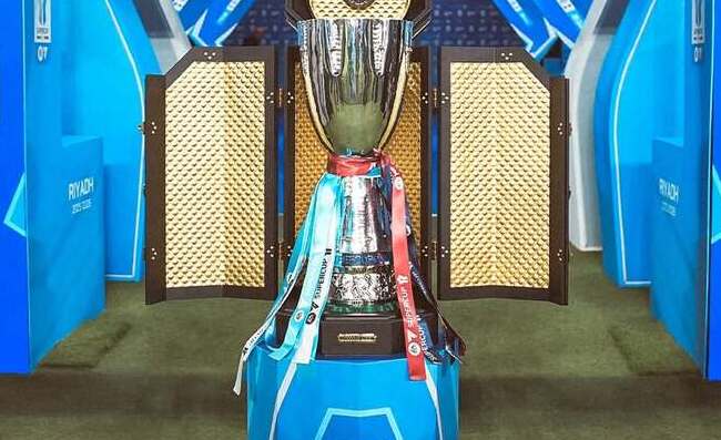 Supercoppa al Maradona, Di Lorenzo la mostra ai tifosi: che boato