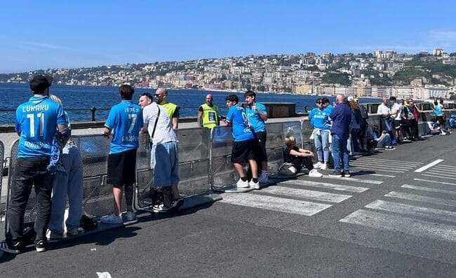 Festa Napoli, i tifosi accedono sul lungomare. C'è un entusiasmo incredibile