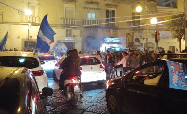 Napoli campione, Torre Annunziata in festa dopo le minacce degli ultrà del Savoia