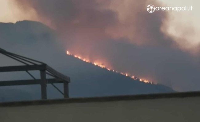 Spaventoso fumo dal Vesuvio, in fiamme il Monte Somma: nube nera visibile da Napoli