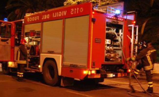 Botti di Capodanno, a fuoco appartamento nel Centro Storico di Napoli. Residenti in fuga