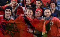 FOTO - Euro 2016, Francia-Albania: tifose albanesi con la sciarpa del Napoli!