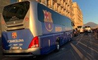 Barcellona lascia l'albergo, Piquè saluta. Tifosi Napoli ironizzano: Messi, Messi! (VIDEO)