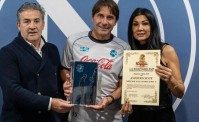 Conte premiato a Castel Volturno. Premiati anche De Laurentiis e McTominay