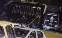Pullman Juventus arrivato a Napoli: mega scorta della polizia. Vola qualche insulto: Mer... (VIDEO)