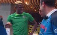 Sorpresa Osimhen, incontra tre tifosi del Napoli fuori albergo in Costa D'Avorio (VIDEO)