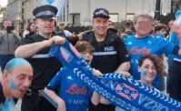 Clamoroso a Londra, poliziotti festeggiano Scudetto Napoli: sciarpe e bandiere (VIDEO)