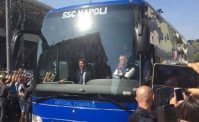Pullman Napoli arrivato al Maradona. Entusiasmo travolgente dei tifosi: Devi vincere! (VIDEO)