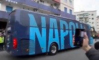 Pullman Napoli arrivato al Maradona, l'entusiasmo dei tifosi: Devi vincere! (VIDEO)