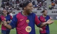 Ronaldinho incanta, a 44 anni segna gol capolavoro su punizione. Spettatori in estasi (VIDEO)