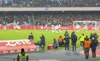 Napoli-Roma, il gol di Simeone visto dagli spalti. Lo stadio trema