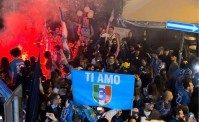 Napoli, l'appello di alcuni tifosi a Conte: Basta giocare in dieci