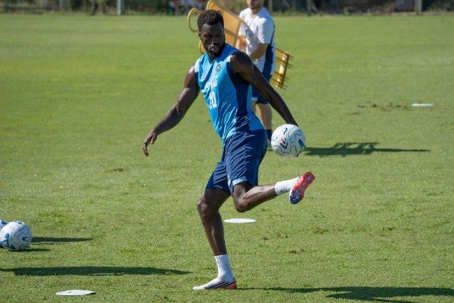 Badiashile palleggia a Castel Volturno