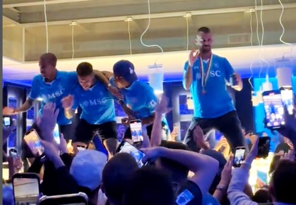 Di Lorenzo, Neres, Ngonge e Spinazzola ballano nella sala del Maradona