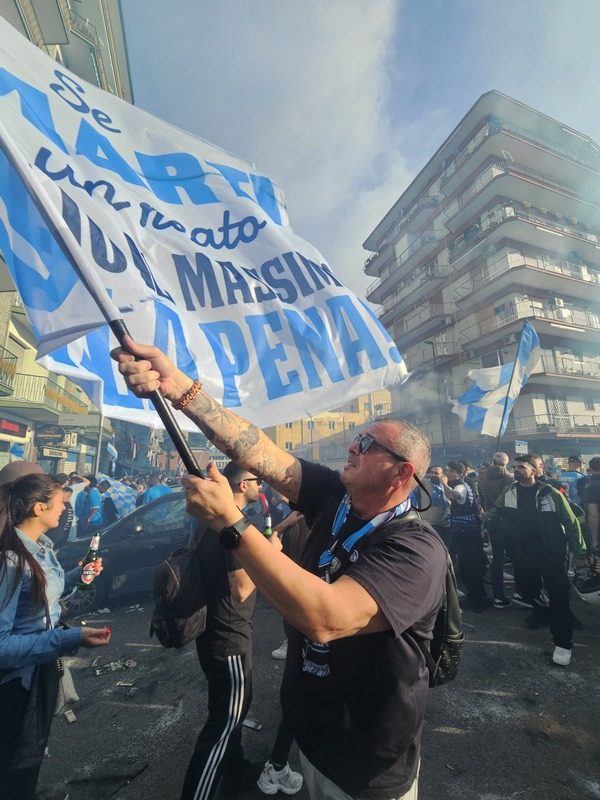 napoletani tifosi con la bandiera