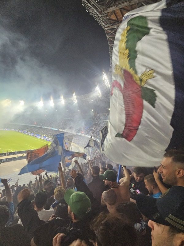 bandiera tifosi napoli allo stadio