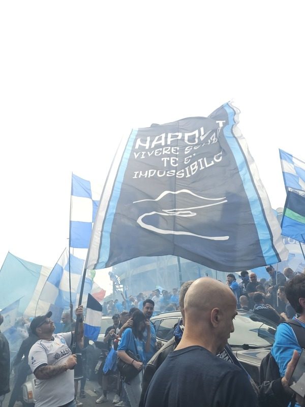 bandiera in citt&agrave; napoli