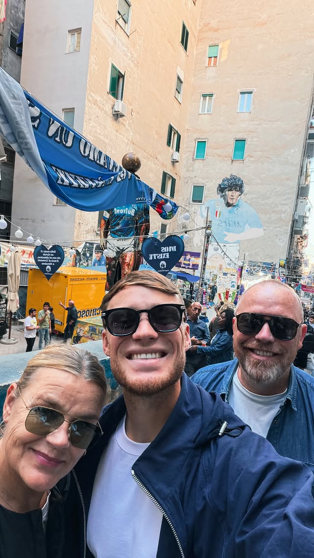 Beukema con i genitori a Largo Maradona