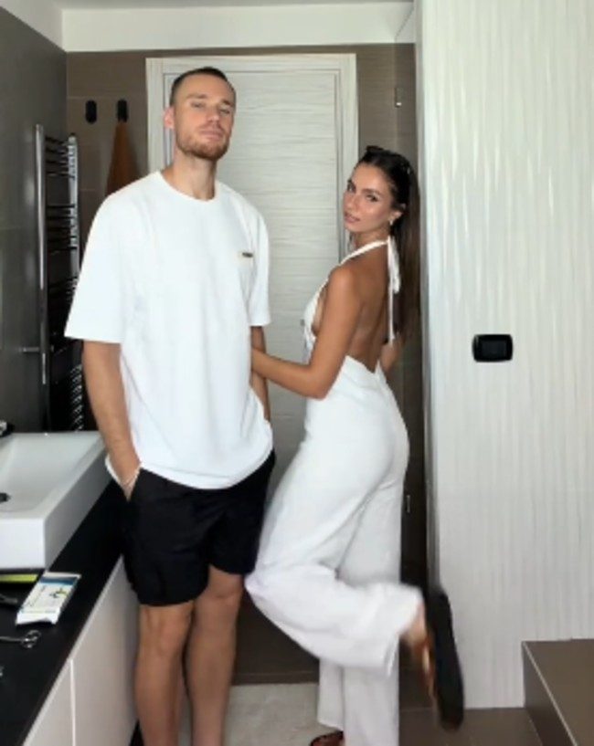Beukema si filma in un video con la fidanzata Roberta