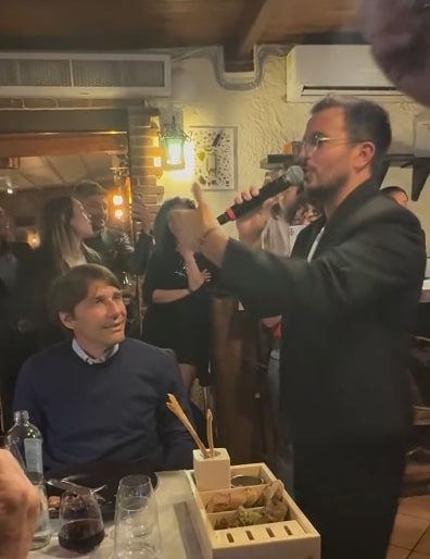 Conte a cena ascolta Andrea Sannino cantare