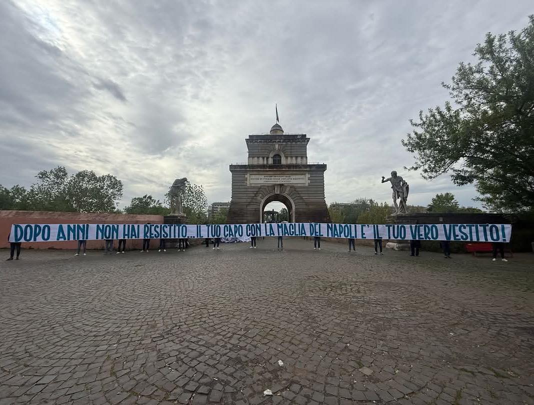 striscione ultras Lazio contro la Roma