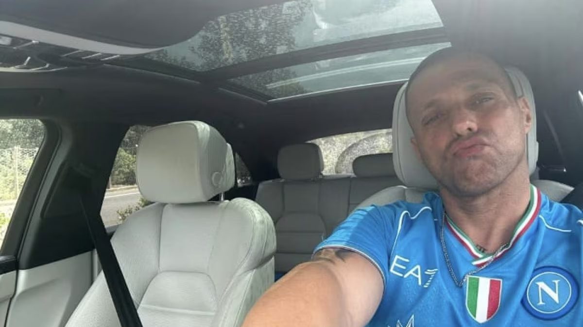 Cillo capo ultras Roma con la maglia del Napoli