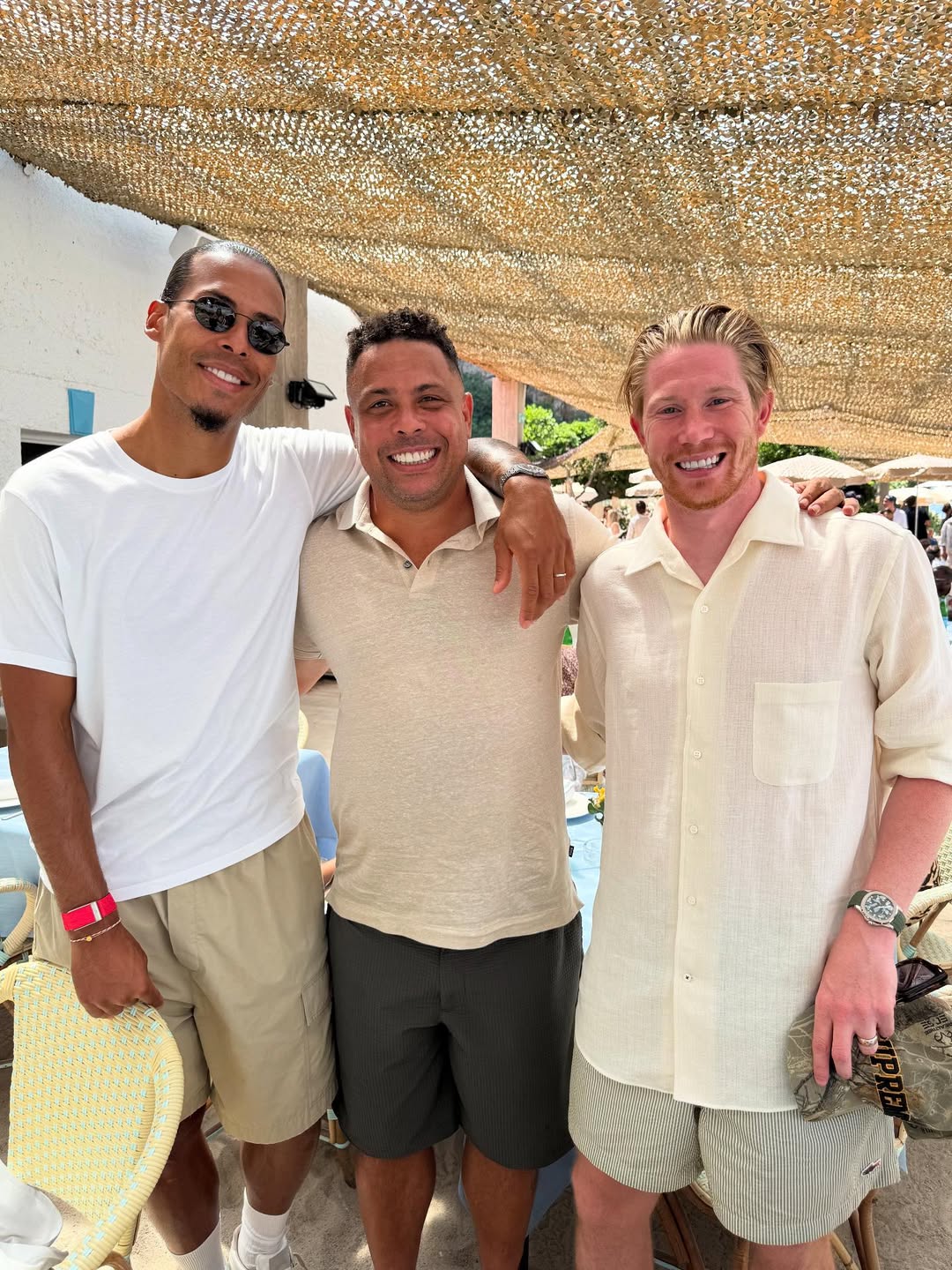 Kvin De Bruyne con Virgil van Dijk e Ronaldo