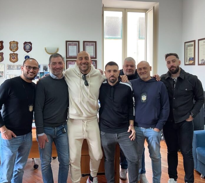 Lo speaker del Napoli Decibel Bellini dalla Polizia che ritrova la moto rubata