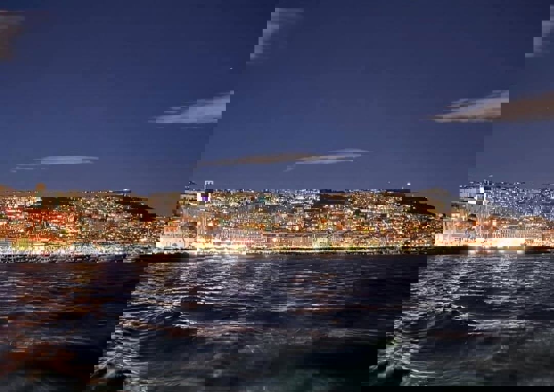 Di Lorenzo guarda il panorama di Napoli