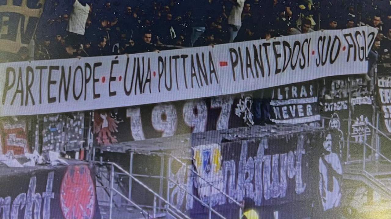Striscione dei tifosi dell'Eintracht Francoforte contro quelli del Napoli