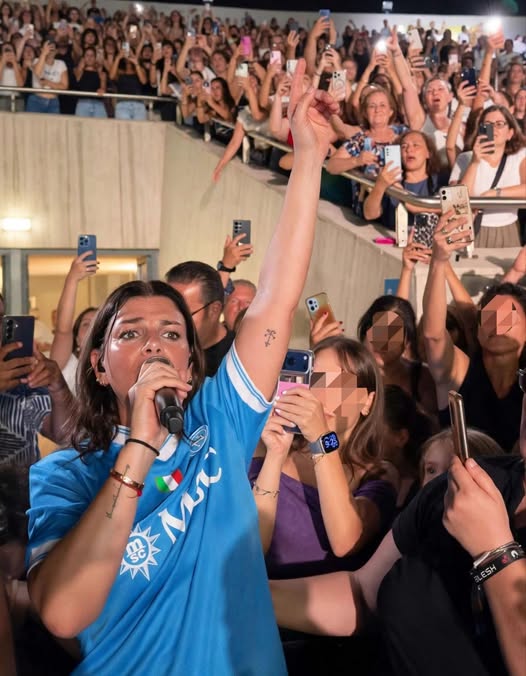 Emma Marrone canta con la maglia del Napoli
