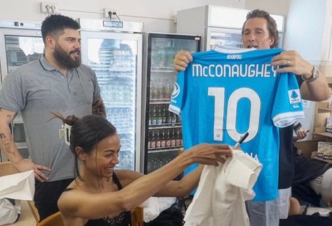 Matthew McConaughey e Zoe Saldana con la maglia del Centenario del Napoli