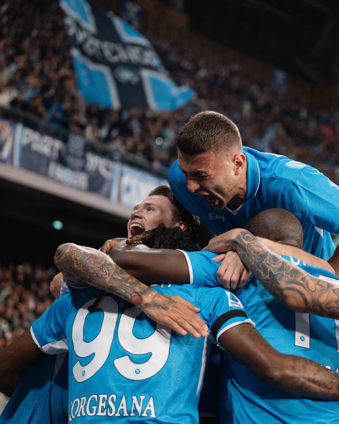 Buongiorno esulta con McTominay per il gol al Torino