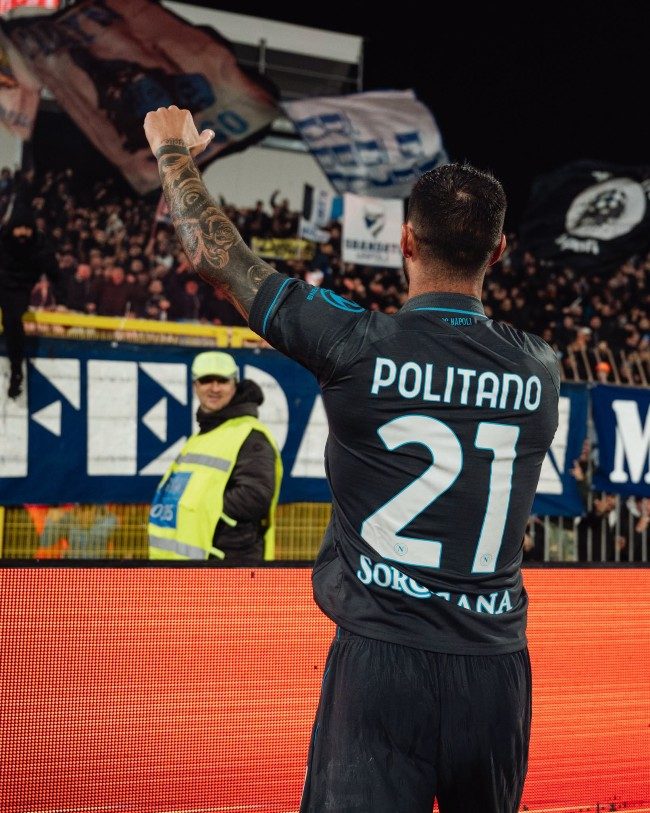 Politano esulta con i tifosi del Napoli a Monza