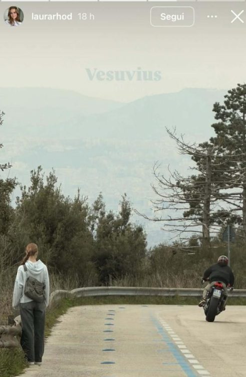 fidanzata di Hojlund in gita sul Vesuvio