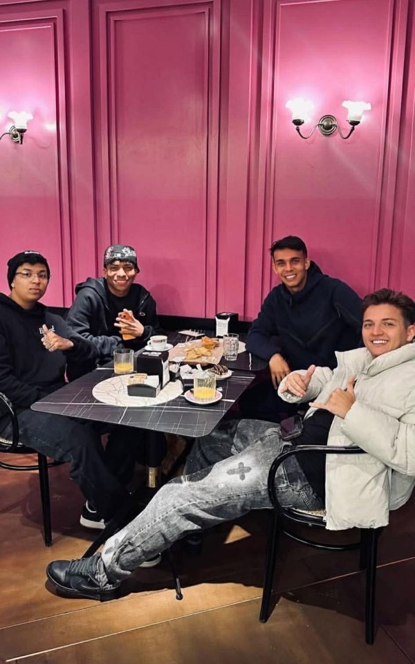 Giovane e Alisson, aperitivo e sorrisi in compagnia