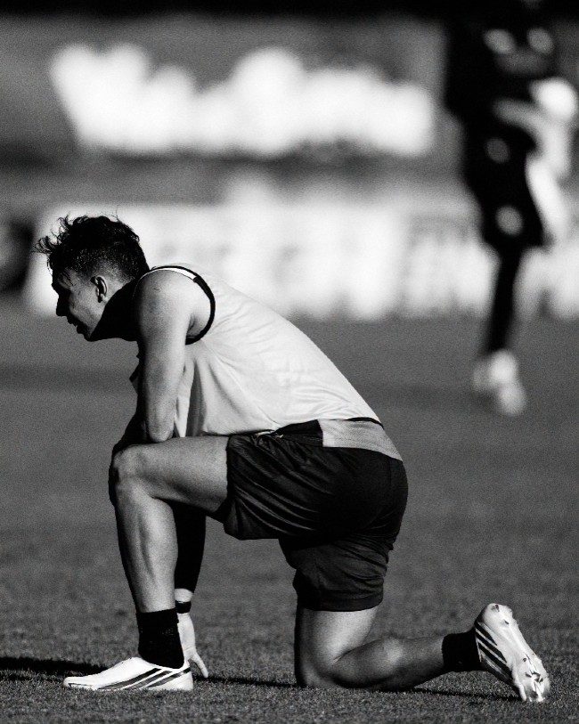 Giovane in ginocchio durante l'allenamento