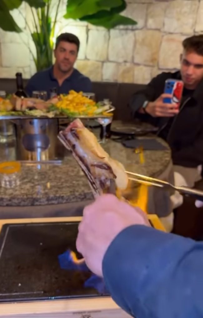 Giovane mangia da Steak House