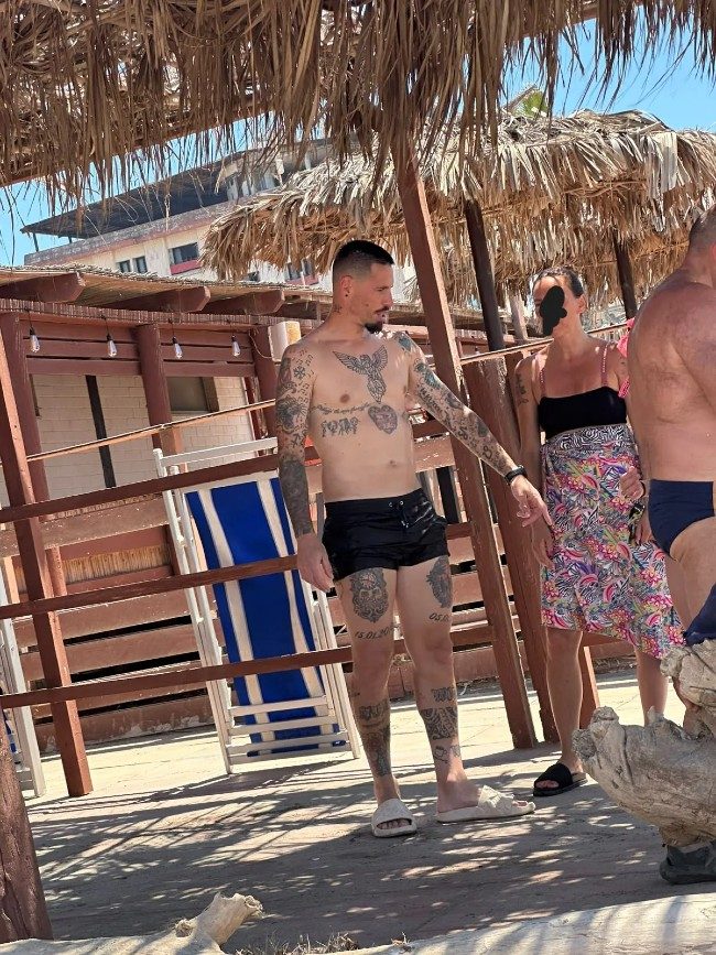 Hamsik al mare al Villaggio Coppola.