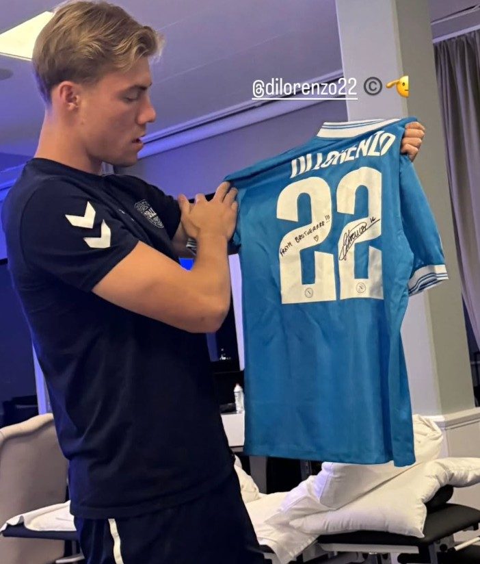 Hojlund dà la maglia a Billing