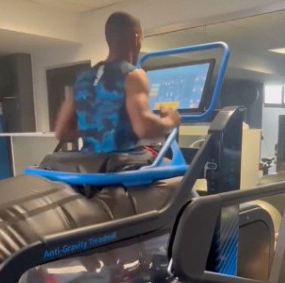 Juan Jesus sul tapis roulant anti-gravitazionale