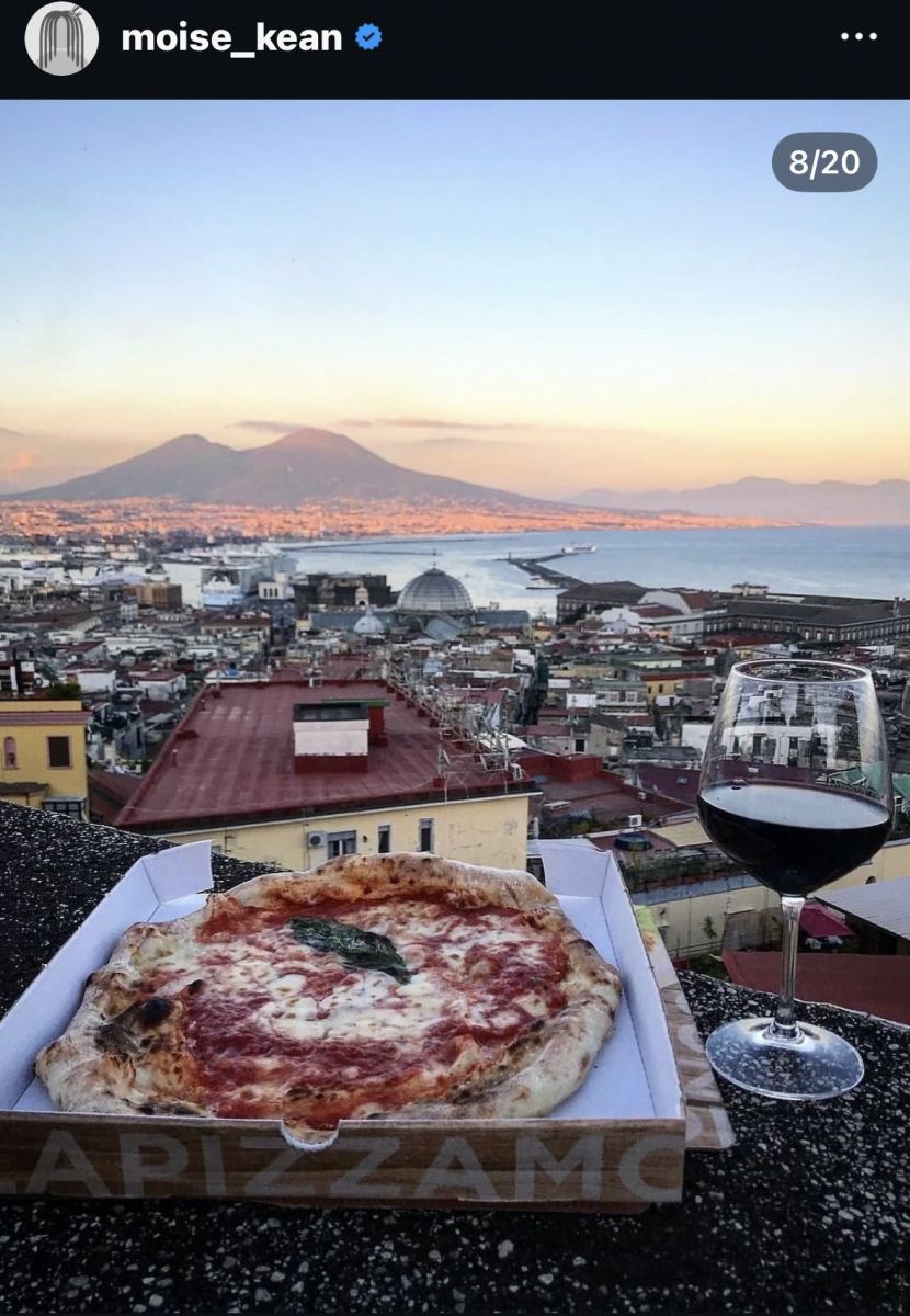 Moise Kean, immagine di una pizza col Vesuvio