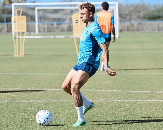 Noa Lang con i calzini in allenamento