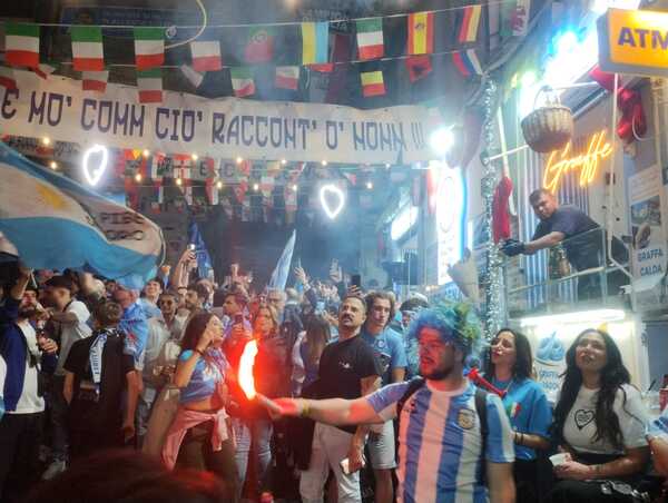 tifosi a largo maradona dopo lo scudetto