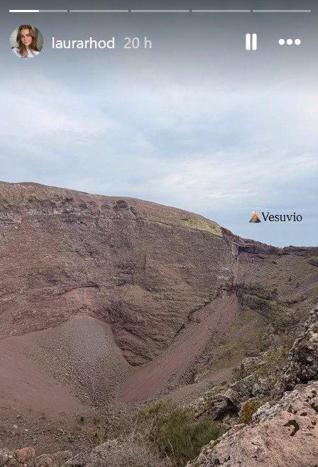 la fidanzata di Hojlund in giro sul Vesuvio