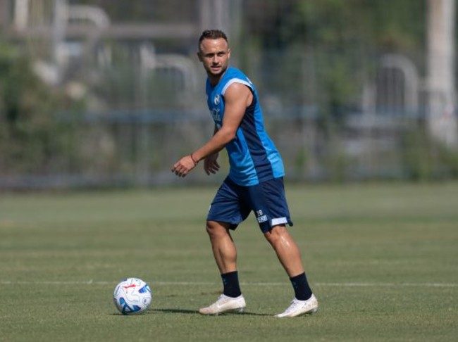 Lobotka alla rifinitura della viglia di Genoa-Napoli