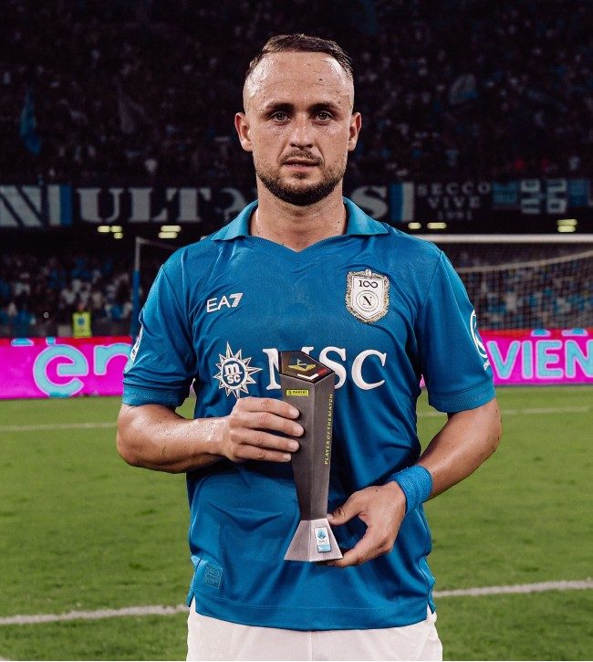 Lobotka migliore in campo in Napoli-Bologna