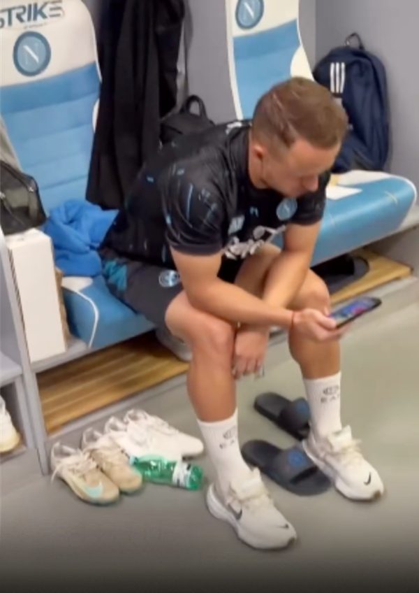 Lobotka guarda sorteggio Mondiali a Castel Volturno